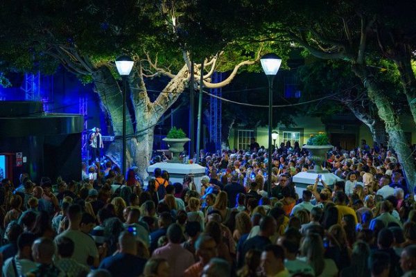 Llenazo absoluto en Guía con Tutto Durán y un magnífico espectáculo de fuegos artificiales en la víspera del Día Grande de la Virgen
