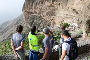 El Cabildo sanea el escarpe de la zona arqueológica de Acusa Seca para garantizar la seguridad de la ciudadanía