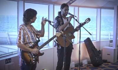 Pedro Pastor sorprende a los pasajeros de Fred. Olsen Express con un concierto a bordo