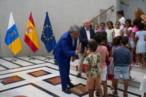Román Rodríguez traslada a niños saharauis el apoyo de Canarias