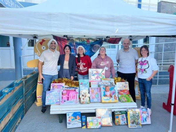 Gáldar: Pequeño Valiente hace entrega de regalos a los usuarios de la Residencia Genoveva Pérez