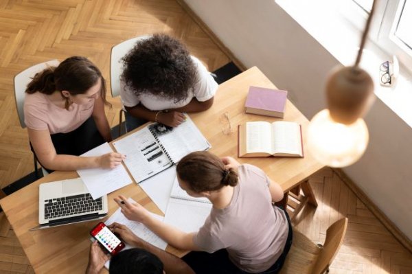 Educación destina 860.000 euros para ayudar a 731 estudiantes universitarios en un procedimiento extraordinario