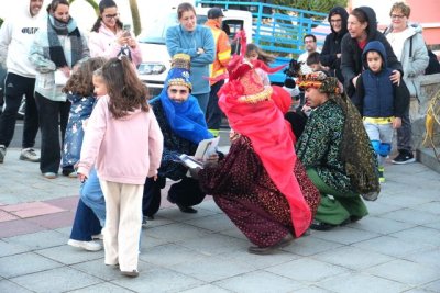 Los Pajes de Sus Majestades de Oriente llenan de ilusi&oacute;n los barrios de Gu&iacute;a en la primera jornada de su Paseo Real