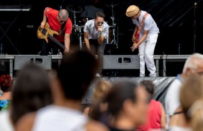 G&aacute;ldar: Miles de personas bailan en un domingo familiar en el Festival Sardina Viva