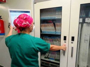 El Hospital Dr. Negrín incorpora al área quirúrgica un armario inteligente que mejora la seguridad del paciente