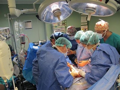 El Hospital Doctor Negrín realiza cinco trasplantes y una donación multiorgánica en menos de cuatro días