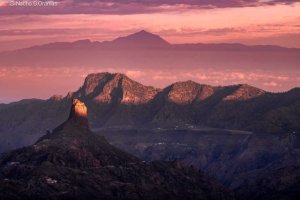 Tejeda: Los primeros rayos del sol alcanzan al Roque Bentayga