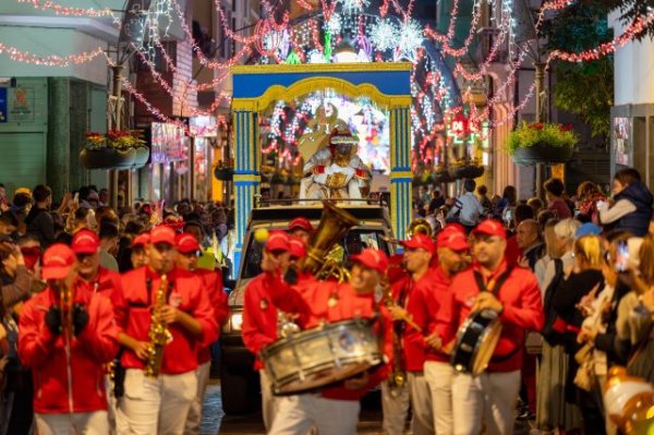 Gáldar: La ciudad recibe por todo lo alto a los Reyes Magos en una Cabalgata multitudinaria