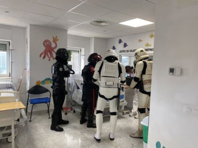 El &aacute;rea pedi&aacute;trica del Hospital de La Candelaria recibe la visita de la asociaci&oacute;n Star Wars Legi&oacute;n 501
