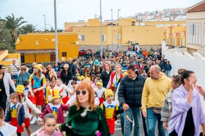 Cerca de un millar de escolares llenan de color, alegría y creatividad la Gran Cabalgata Infantil del Carnaval de Guía