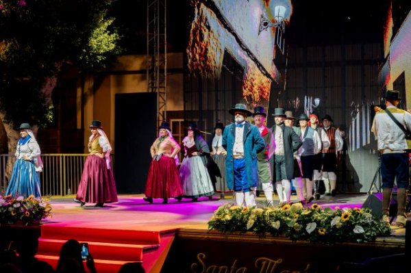 El XXXIII Festival Nacional de Folklore Isla de Gran Canaria llena de tradici&oacute;n y cultura la Plaza Grande de Gu&iacute;a en una brillante clausura