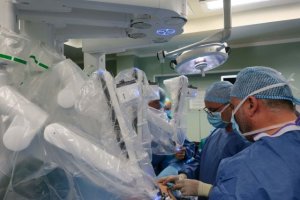 El Hospital La Candelaria realiza m&aacute;s de trescientas intervenciones con cirug&iacute;a rob&oacute;tica en 2025