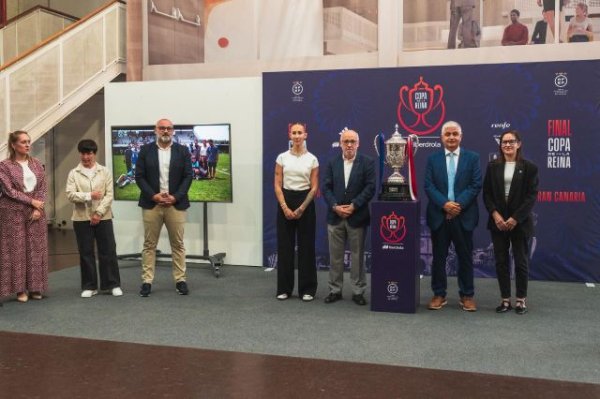 Gran Canaria presenta el trofeo de la Copa de SM La Reina Iberdrola en la Casa Palacio del Cabildo