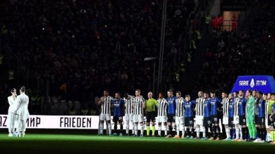 Cantan &#039;Imagine&#039; antes del derbi de Italia para enviar un mensaje de paz