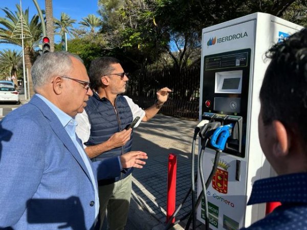 La Gomera pone en marcha su primera red pública de puntos de recarga