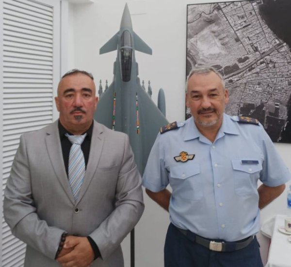 El General Jefe de Aviaci&oacute;n recibi&oacute; a un empresario de &eacute;xito y deportista laureado ex soldado de la Base A&eacute;rea de Gando