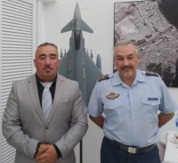 El General Jefe de Aviaci&oacute;n recibi&oacute; a un empresario de &eacute;xito y deportista laureado ex soldado de la Base A&eacute;rea de Gando