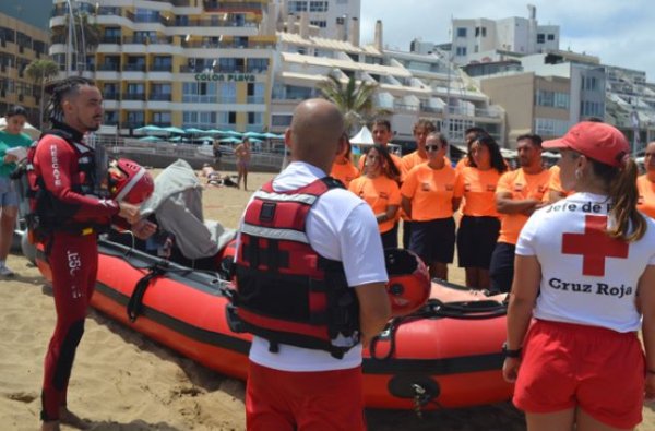 Más de 3.900 personas atendidas este verano en las playas vigiladas por Cruz Roja en Canarias