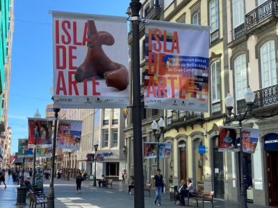 Una llamativa y atractiva campa&ntilde;a publicitaria desplegada por la ciudad promociona la gran exposici&oacute;n 'Isla de Arte'