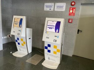 La Candelaria instala un sistema informático para agilizar el acceso a las citas de 3.000 pacientes diarios