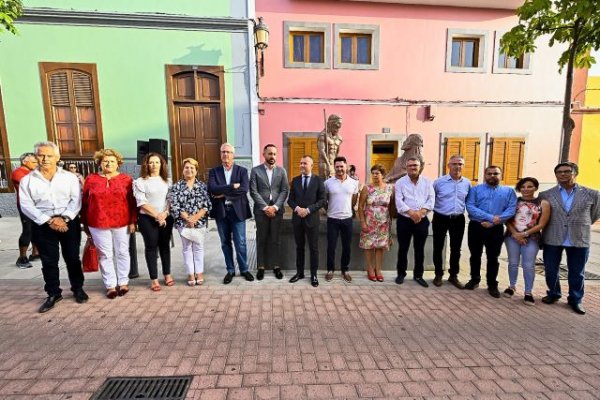 Gáldar honra a sus Guaires con dos grupos escultóricos en la calle que lleva su nombre
