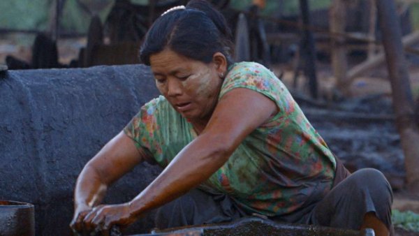 ‘Mil incendios’, la historia de una familia que extrae petróleo de forma manual, en el Documental del Mes