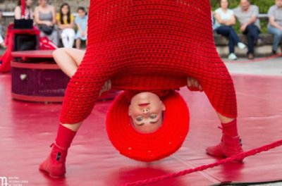 &lsquo;Rojo est&aacute;ndar&rsquo;, acrobacias con humor y color en el Espacio La Granja