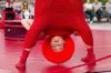 &lsquo;Rojo est&aacute;ndar&rsquo;, acrobacias con humor y color en el Espacio La Granja