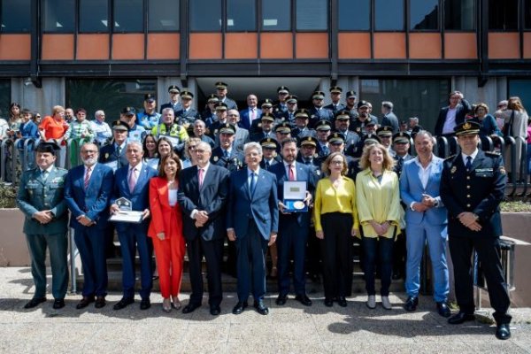 Julio Pérez pone de relieve el comportamiento ejemplar de los condecorados en el Día de la Policía Canaria