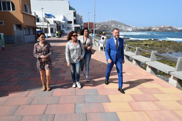 G&aacute;ldar: El Grupo de Acci&oacute;n Costera comprueba la rehabilitaci&oacute;n del pavimento de la Avenida de El Agujero