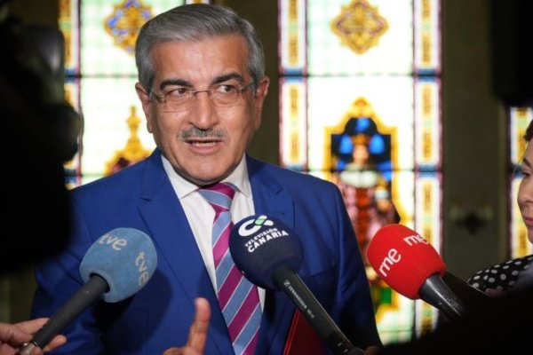 Román Rodríguez explorará este lunes en Bruselas vías de financiación para los trenes de Tenerife y Gran Canaria