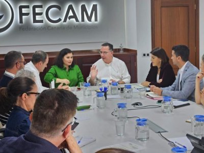 El consejero de Educaci&oacute;n aborda con la FECAM c&oacute;mo mejorar la financiaci&oacute;n y las infraestructuras de los colegios