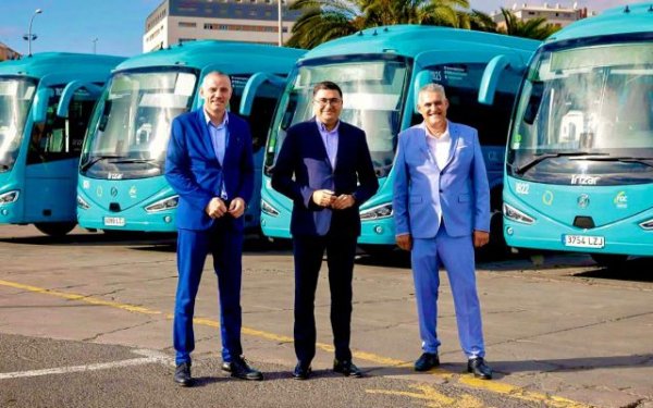 El vicepresidente del Cabildo y la direcci&oacute;n de Global presentan nuevas guaguas, menos contaminantes y m&aacute;s modernas,
