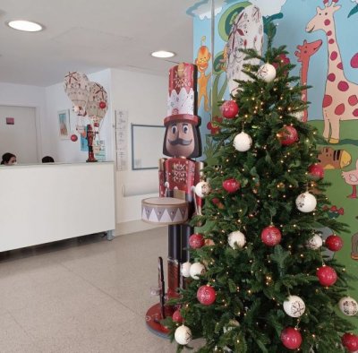 Las áreas de Pediatría del HUC se visten de Navidad