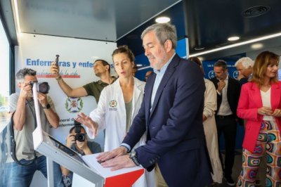 Fernando Clavijo reconoce a las enfermeras como &ldquo;la columna vertebral&rdquo; del sistema sanitario p&uacute;blico