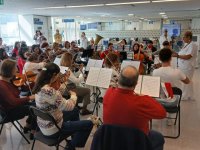 Pacientes y familiares del HUC disfrutan del concierto navide&ntilde;o de la Orquesta Las Candelas