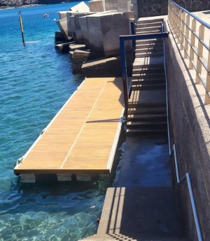 Gáldar: El Ayuntamiento instala en el muelle de Sardina un pantalán para mejorar el amarre de barcos