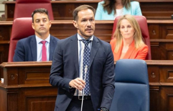 Zapata anuncia en el Parlamento la declaración de emergencia energética en Canarias