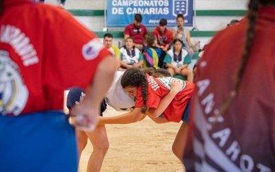 La lucha canaria y el balonmano reúnen a cerca de 300 jóvenes en los Campeonatos de Canarias en Edad Escolar