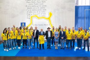 Antonio Morales y Francisco Castellano agasajan al Rocasa Gran Canaria tras proclamarse campeonas de la EHF European Cup