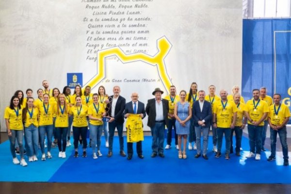 Antonio Morales y Francisco Castellano agasajan al Rocasa Gran Canaria tras proclamarse campeonas de la EHF European Cup