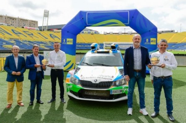 Francisco Castellano recibe y felicita a Juan Carlos Quintana y Yeray Mujica, campeones de la Copa de España de Rallys de Tierra