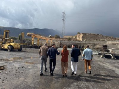 El Hierro: Rosana Meli&aacute;n supervisa la fabricaci&oacute;n de elementos prefabricados que se usar&aacute;n en la ejecuci&oacute;n de Pie de Bascos