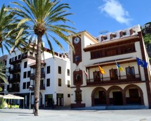 La Gomera: San Sebasti&aacute;n aumenta la capacidad de gesti&oacute;n de su Polic&iacute;a Local con la firma de un convenio con la Jefatura de Tr&aacute;fico