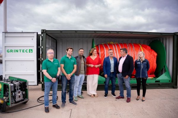 Una nueva barrera oceánica de 600 metros refuerza el sistema anticontaminación del Puerto de Las Palmas