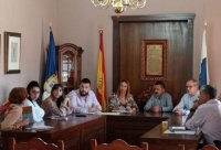 La Consejería y el Ayuntamiento de Fuencaliente abordan el estado de los trabajos pendientes en la LP-2