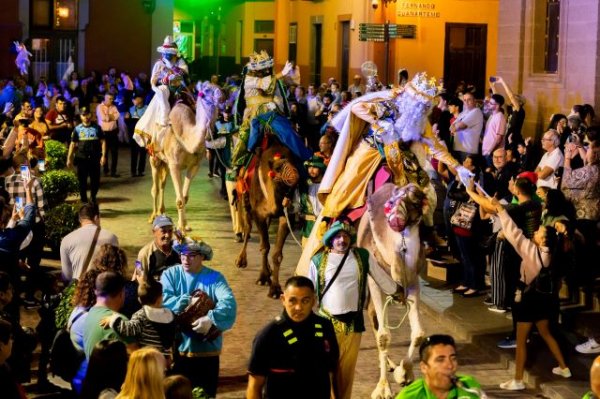 La Gran Cabalgata de los Reyes Magos inunda de magia las calles de Gáldar