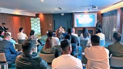 Binter muestra sus productos y conexiones a una treintena de agencias de viaje de Tánger