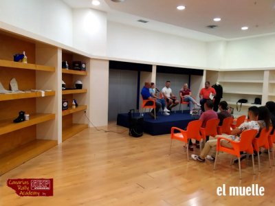 La charla de automovilismo en el Centro Comercial El Muelle super&oacute; sus expectativas