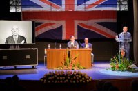 El Teatro Consistorial se llena para la presentaci&oacute;n de un libro sobre la vida de David John Leacock